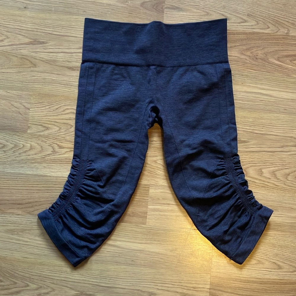 Lululemon Women’s Purple Capri Leggings, Size 6
